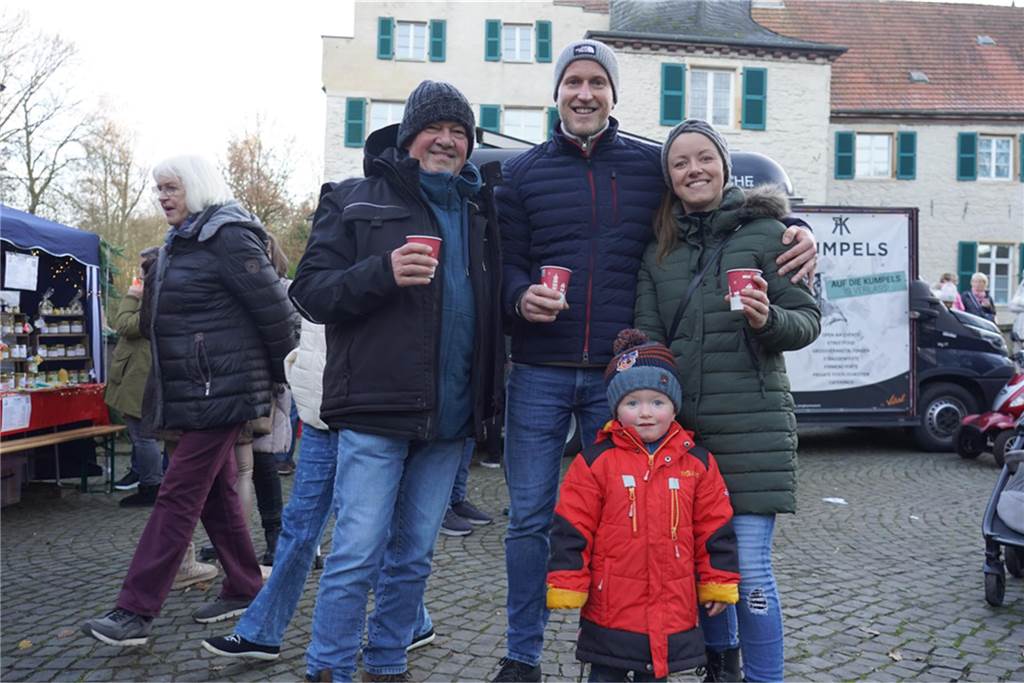 Dellwig im Advent ist der kleine, aber feine Weihnachtsmarkt im Dortmunder Westen: In Lütgendortmund kamen viele Gäste, um das Wasserschloss Dellwig leuchten zu sehen und gemeinsam in den Advent zu feiern.