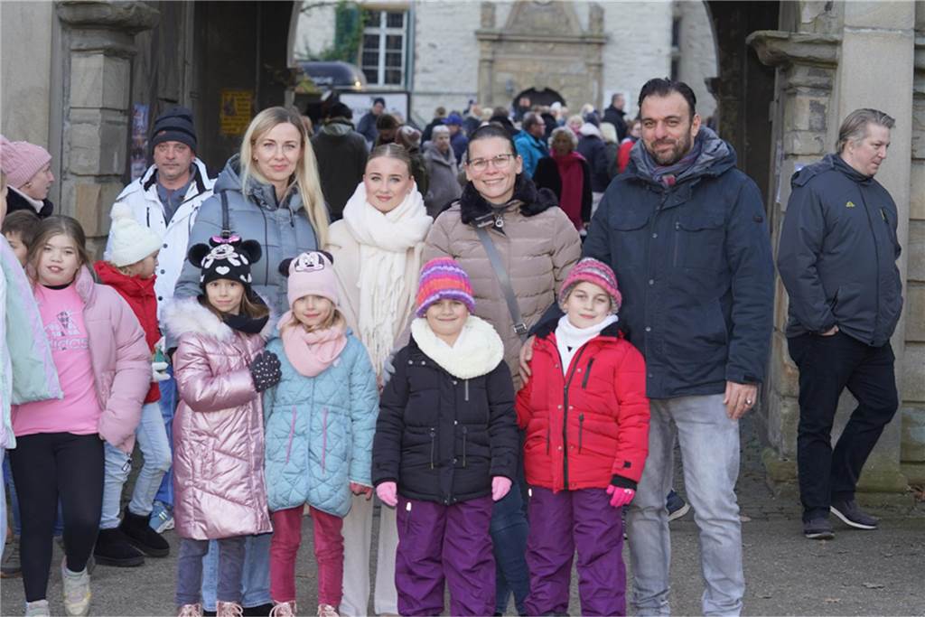 Dellwig im Advent ist der kleine, aber feine Weihnachtsmarkt im Dortmunder Westen: In Lütgendortmund kamen viele Gäste, um das Wasserschloss Dellwig leuchten zu sehen und gemeinsam in den Advent zu feiern.