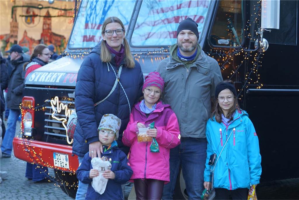 Dellwig im Advent ist der kleine, aber feine Weihnachtsmarkt im Dortmunder Westen: In Lütgendortmund kamen viele Gäste, um das Wasserschloss Dellwig leuchten zu sehen und gemeinsam in den Advent zu feiern.