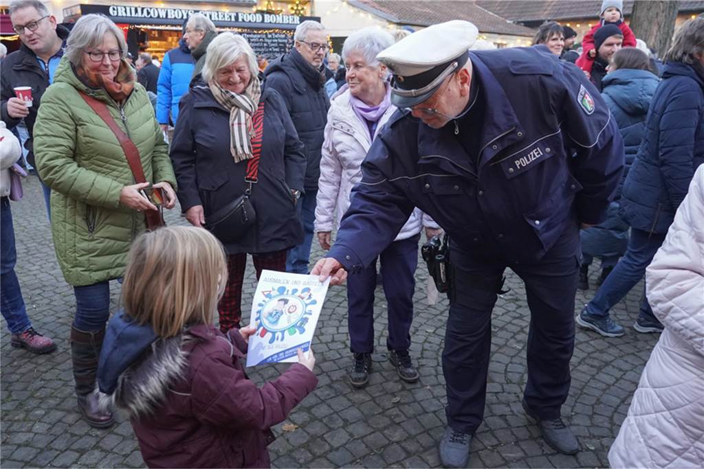 Dellwig im Advent ist der kleine, aber feine Weihnachtsmarkt im Dortmunder Westen: In Lütgendortmund kamen viele Gäste, um das Wasserschloss Dellwig leuchten zu sehen und gemeinsam in den Advent zu feiern.