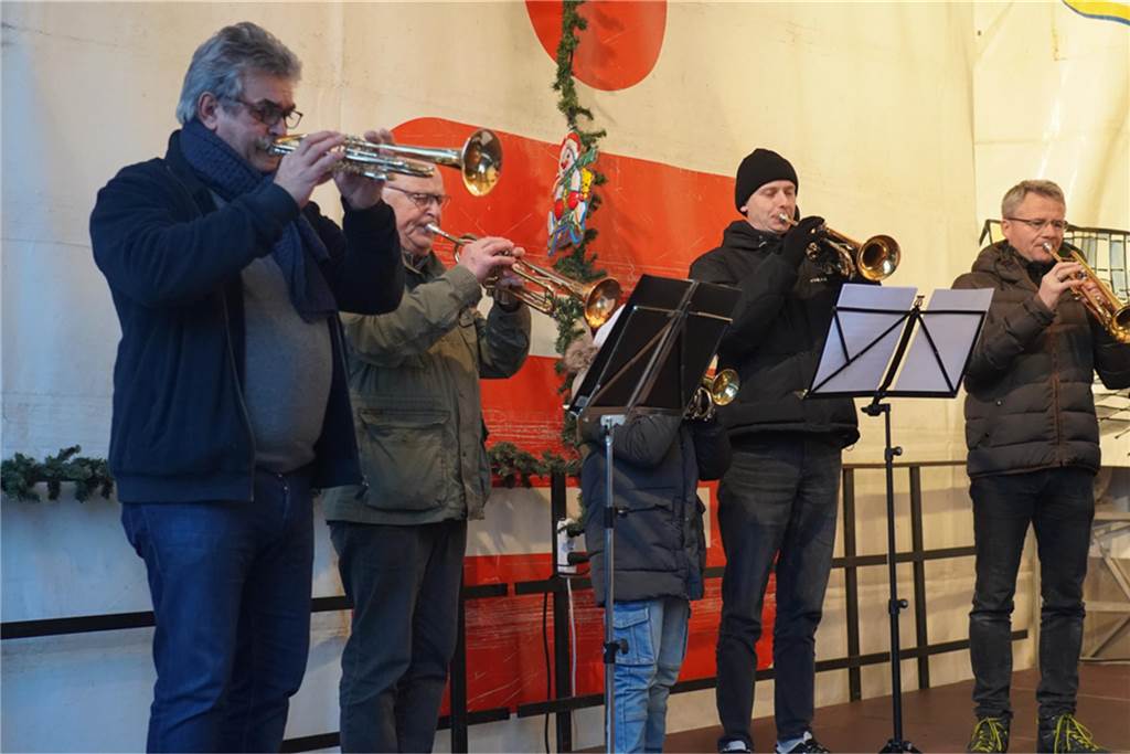 Dellwig im Advent ist der kleine, aber feine Weihnachtsmarkt im Dortmunder Westen: In Lütgendortmund kamen viele Gäste, um das Wasserschloss Dellwig leuchten zu sehen und gemeinsam in den Advent zu feiern.
