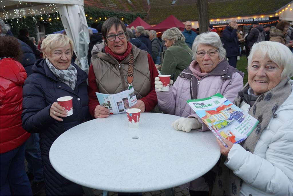 Dellwig im Advent ist der kleine, aber feine Weihnachtsmarkt im Dortmunder Westen: In Lütgendortmund kamen viele Gäste, um das Wasserschloss Dellwig leuchten zu sehen und gemeinsam in den Advent zu feiern.