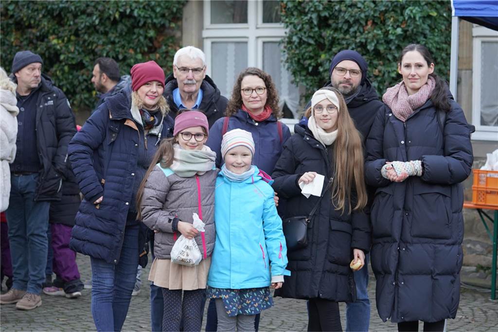Dellwig im Advent ist der kleine, aber feine Weihnachtsmarkt im Dortmunder Westen: In Lütgendortmund kamen viele Gäste, um das Wasserschloss Dellwig leuchten zu sehen und gemeinsam in den Advent zu feiern.