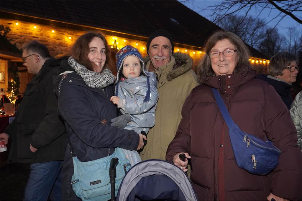 Dellwig im Advent ist der kleine, aber feine Weihnachtsmarkt im Dortmunder Westen: In Lütgendortmund kamen viele Gäste, um das Wasserschloss Dellwig leuchten zu sehen und gemeinsam in den Advent zu feiern.