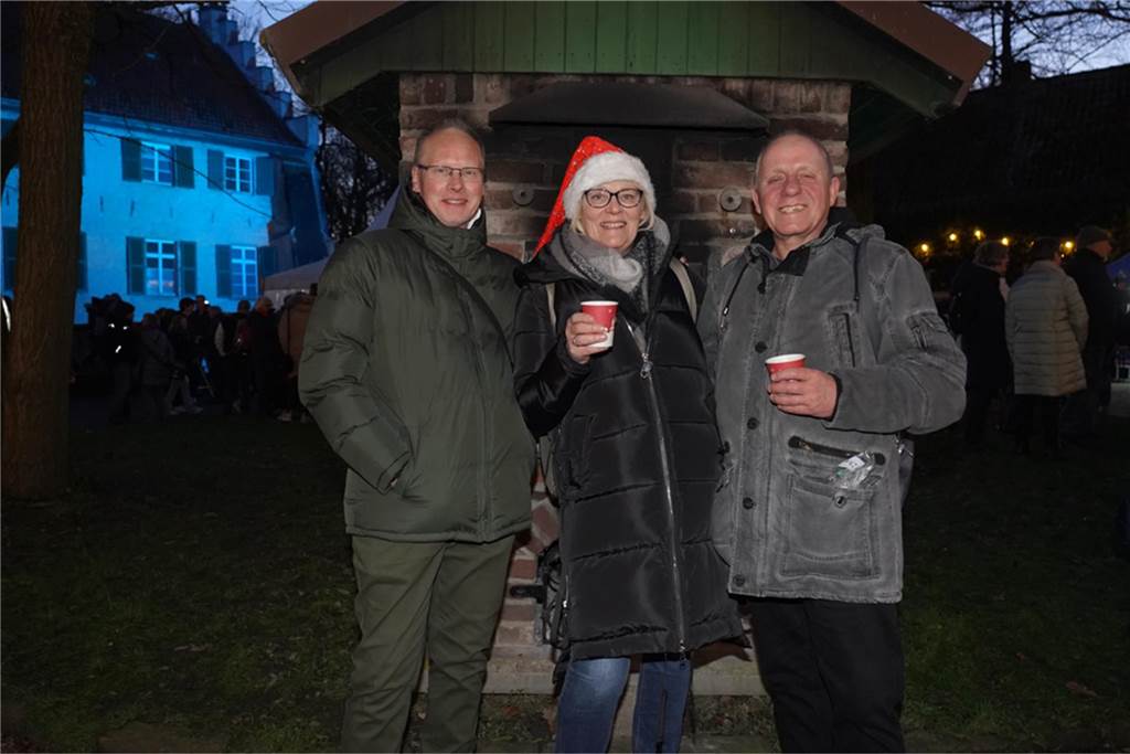 Dellwig im Advent ist der kleine, aber feine Weihnachtsmarkt im Dortmunder Westen: In Lütgendortmund kamen viele Gäste, um das Wasserschloss Dellwig leuchten zu sehen und gemeinsam in den Advent zu feiern.