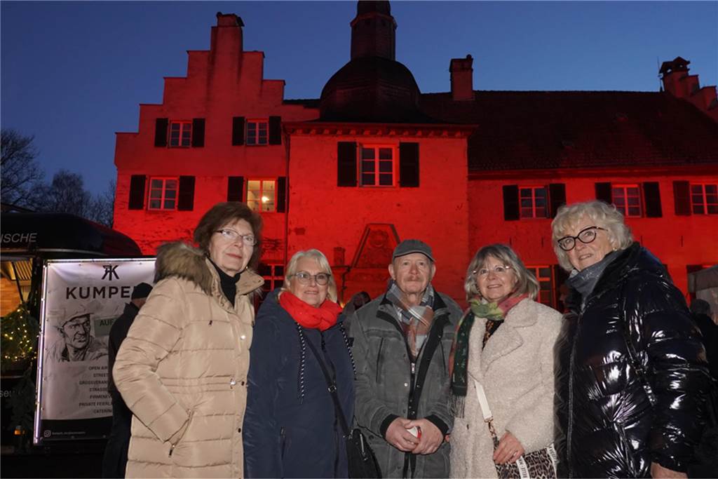 Dellwig im Advent ist der kleine, aber feine Weihnachtsmarkt im Dortmunder Westen: In Lütgendortmund kamen viele Gäste, um das Wasserschloss Dellwig leuchten zu sehen und gemeinsam in den Advent zu feiern.