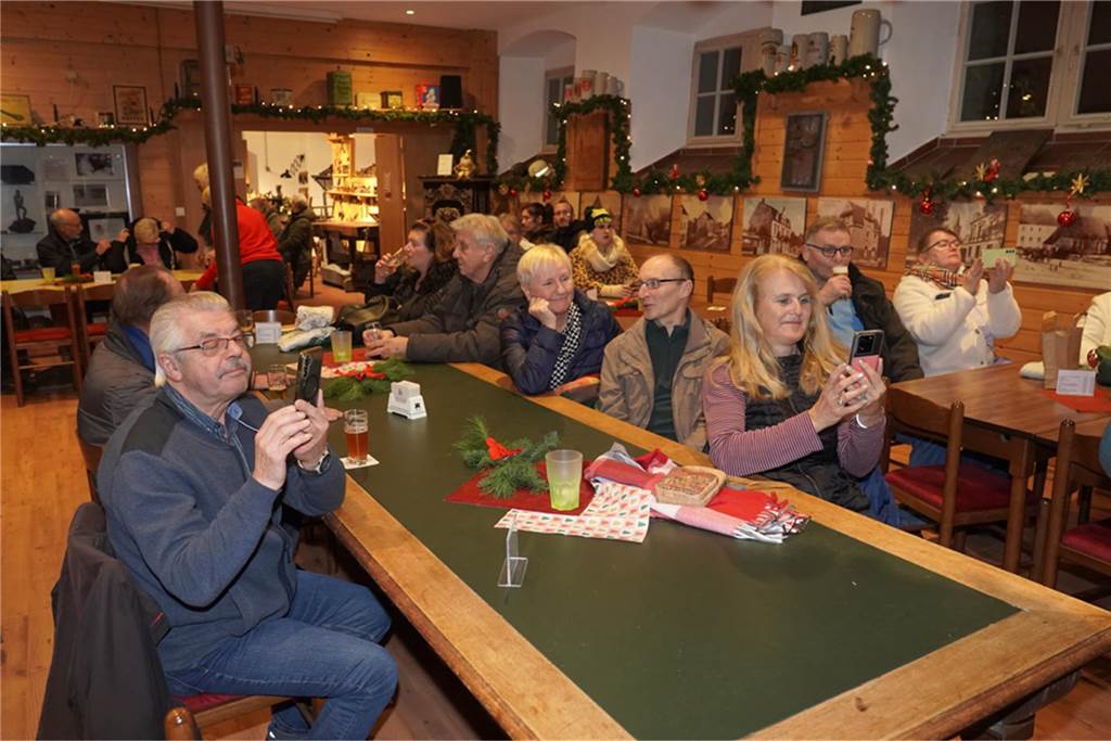 Dellwig im Advent ist der kleine, aber feine Weihnachtsmarkt im Dortmunder Westen: In Lütgendortmund kamen viele Gäste, um das Wasserschloss Dellwig leuchten zu sehen und gemeinsam in den Advent zu feiern.