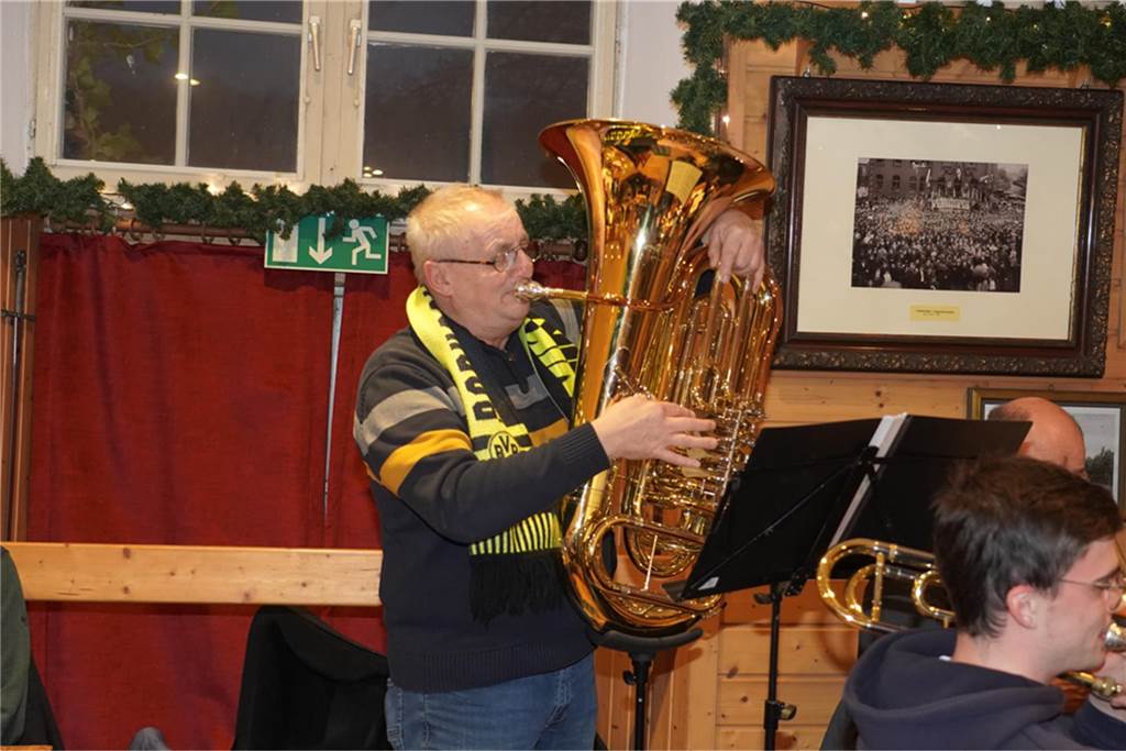 Dellwig im Advent ist der kleine, aber feine Weihnachtsmarkt im Dortmunder Westen: In Lütgendortmund kamen viele Gäste, um das Wasserschloss Dellwig leuchten zu sehen und gemeinsam in den Advent zu feiern.