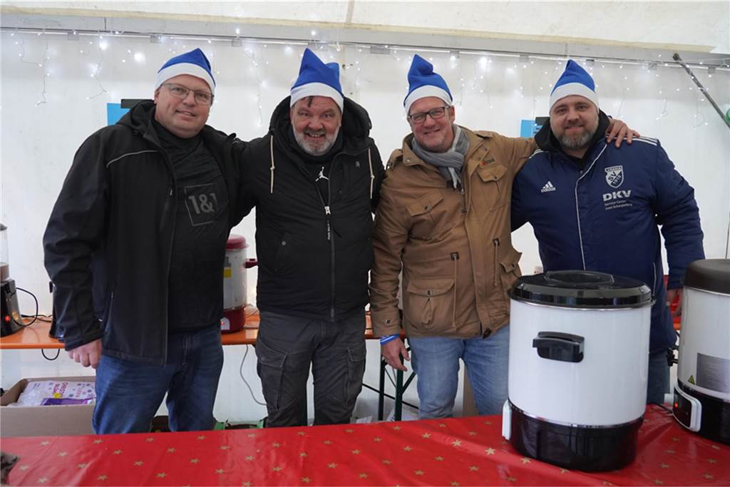 Dellwig im Advent ist der kleine, aber feine Weihnachtsmarkt im Dortmunder Westen: In Lütgendortmund kamen viele Gäste, um das Wasserschloss Dellwig leuchten zu sehen und gemeinsam in den Advent zu feiern.