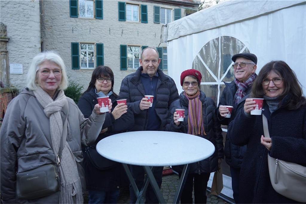 Dellwig im Advent ist der kleine, aber feine Weihnachtsmarkt im Dortmunder Westen: In Lütgendortmund kamen viele Gäste, um das Wasserschloss Dellwig leuchten zu sehen und gemeinsam in den Advent zu feiern.