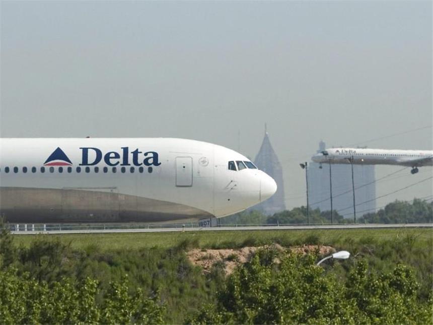Luftverkehr: Zeitvertreib am Flughafen und neue Flüge Delta Air Lines fliegt ab März 2018 täglich zwischen Amsterdam und Orlando. Foto: Erik S. Lesser/epa