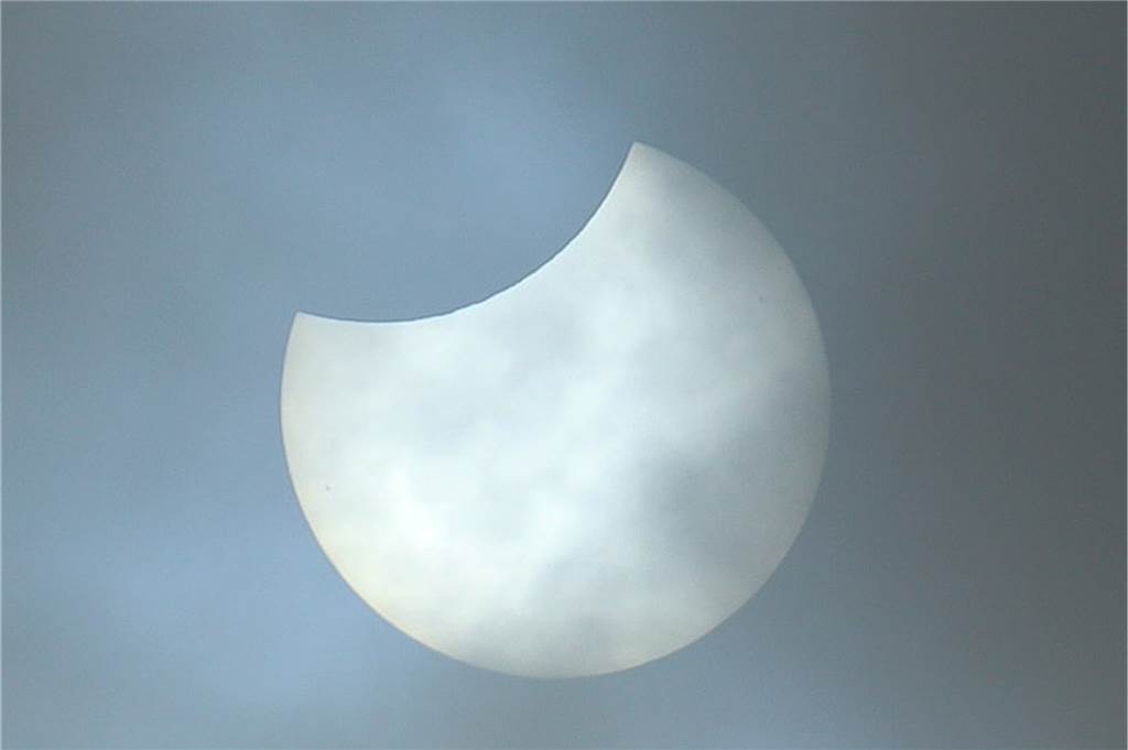 Dem Castrop-Rauxeler Andreas Rother gelang diese Aufnahme von der Sonnenfinsternis mit einer Canon M5. Darauf hatte er ein 600-Millimeter-Tele geschraubt, also einer der größtmöglichen Brennweiten für Fotokameras. 