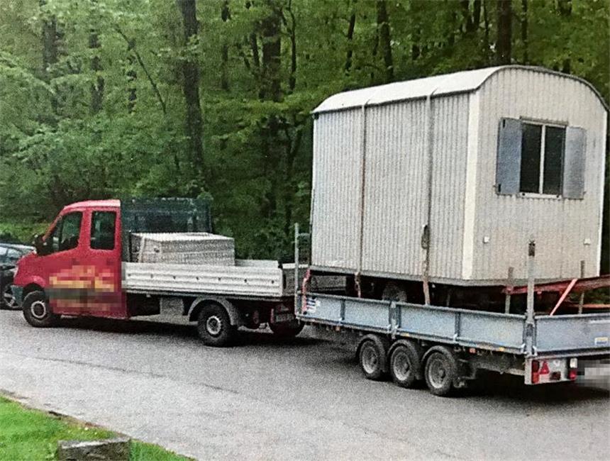 Baucontainer mit Gurten befestigt - Polizei greift ein Dem Fahrer dieses Gespanns wurde die Weiterfahrt auf dem Parkplatz am Freischütz untersagt, da der Container nicht ordnungsgemäß gesichert war.