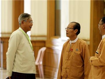 Dem favorisierten Kandidaten von Suu Kyis Partei NLD, Htin Kyaw (L), ist die Wahl praktisch sicher, weil die NLD die absolute Mehrheit hat. Foto: Hein Htet