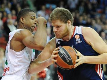 Dem FC Bayern um Center John Bryant (r) gelang ein wichtiger Sieg in der Euroleague gegen Lokomotive Kuban. Foto: Andreas Gebert
