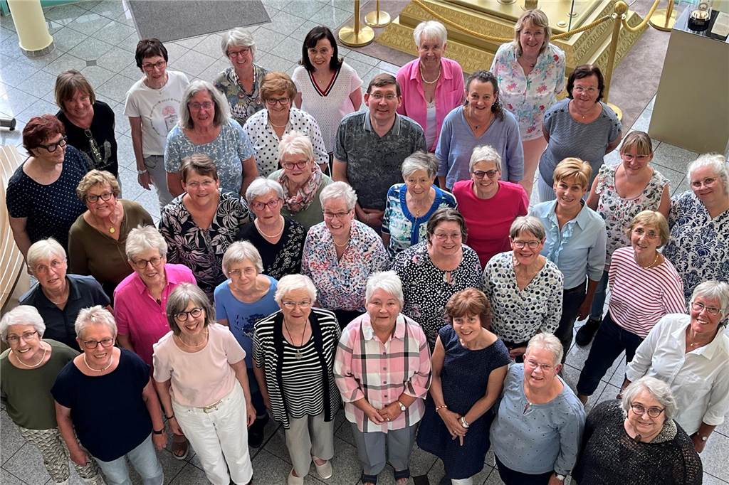 Frauenchor „Sing mit!“ feiert Zehnjähriges mit großem Konzert Bild von oben zeigt Frauen, die in die Kamera herauf schauen.
