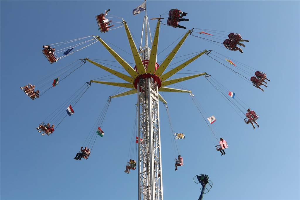 Dem Himmel und dem Überschlagkarussell scheinbar so nah: Mit dem „Fly Over“ können sich die Kirmesbesucher einen bleibenden Eindruck vom gesamten Gelände verschaffen. Und sich bei der aktuellen Hitze den gewünschten Fahrtwind um die Nase wehen lassen.