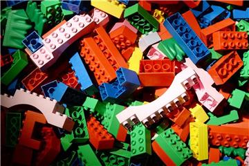 Dem Klötzchen-Riesen Lego setzt unter anderem die digitale Konkurrenz im Kinderzimmer zu. Foto: Jens Kalaene