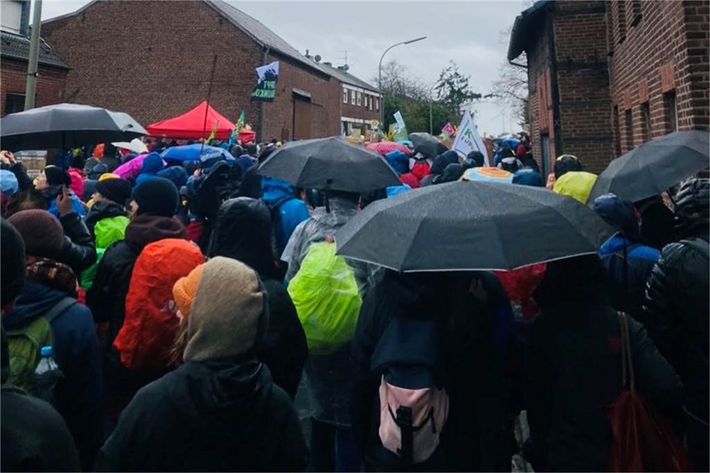 16-Jährige war bei der Demo in Lützerath: „Es ist einfach herzzerreißend“ Viele Menschen auf dem Weg zur Demonstration in Lützerath.