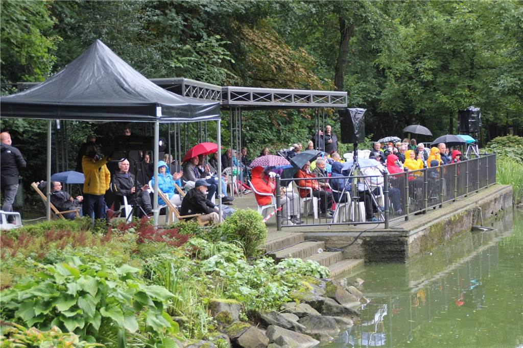 „Freiluft Kultur“ Lünen feiert Abschluss mit Barbara Ruscher auf der Insel Dem schlechten Wetter zum Trotz waren viele Besucher gekommen. Die Plätze am Ufer boten einen guten Blick auf die Bühne: Die Insel im See des Südparks.