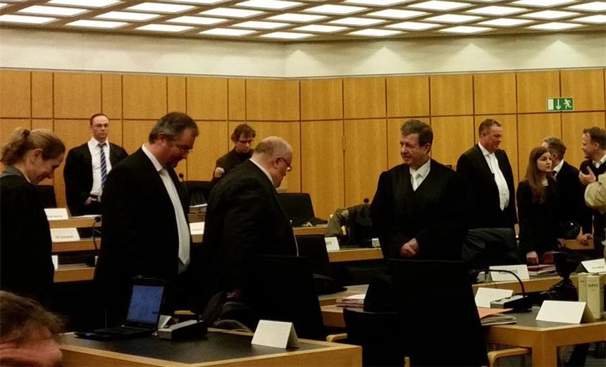 Bandidos-Prozess: Urteil aus Finnland liegt vor Dem Selmer Bandido stehen im Drogenprozess gleich drei Anwälte zur Seite.