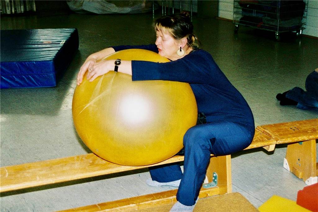 Petra Hagemann war „wild und ließ sich nicht einordnen“: Nachruf auf eine besondere Tanzlehrerin Petra Hagemann mit einem Gymnastikball