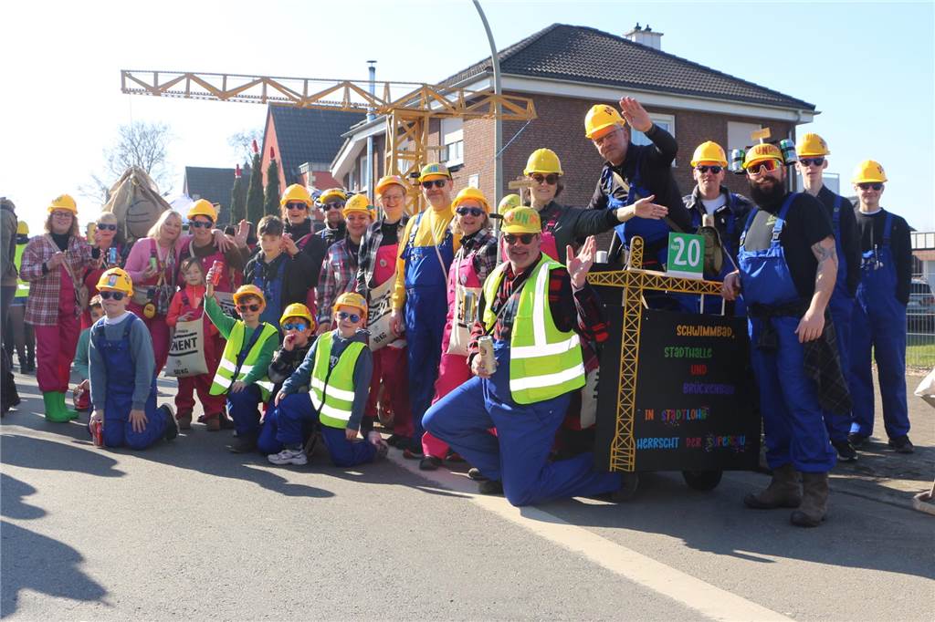 Tausende feiern im Rosenmontagsumzug: Rambazamba ohne „Wackelkontakt“ eine Fußgruppe zum Thema Baustelle