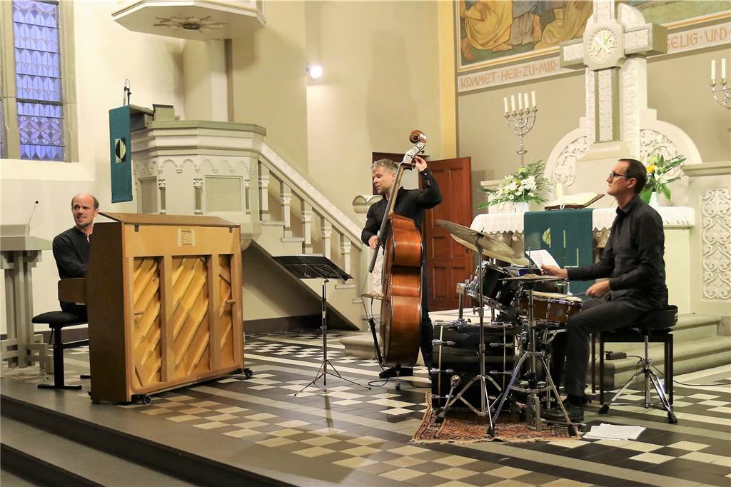 Konzert in Halterns Erlöserkirche - spannungsreich und hingebungsvoll Dem Trio „Bending Times“ gelang es im Konzert, die Gäste immer wieder mit neuen Klängen zu überraschen.