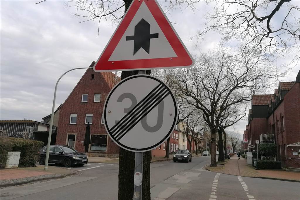 Tempo 30 auf Dufkampstraße: Bereich wurde bis zur Brakstraße ausgeweitet zwei Autos begegnen sich auf der Dufkampstraße in Stadtlohn
