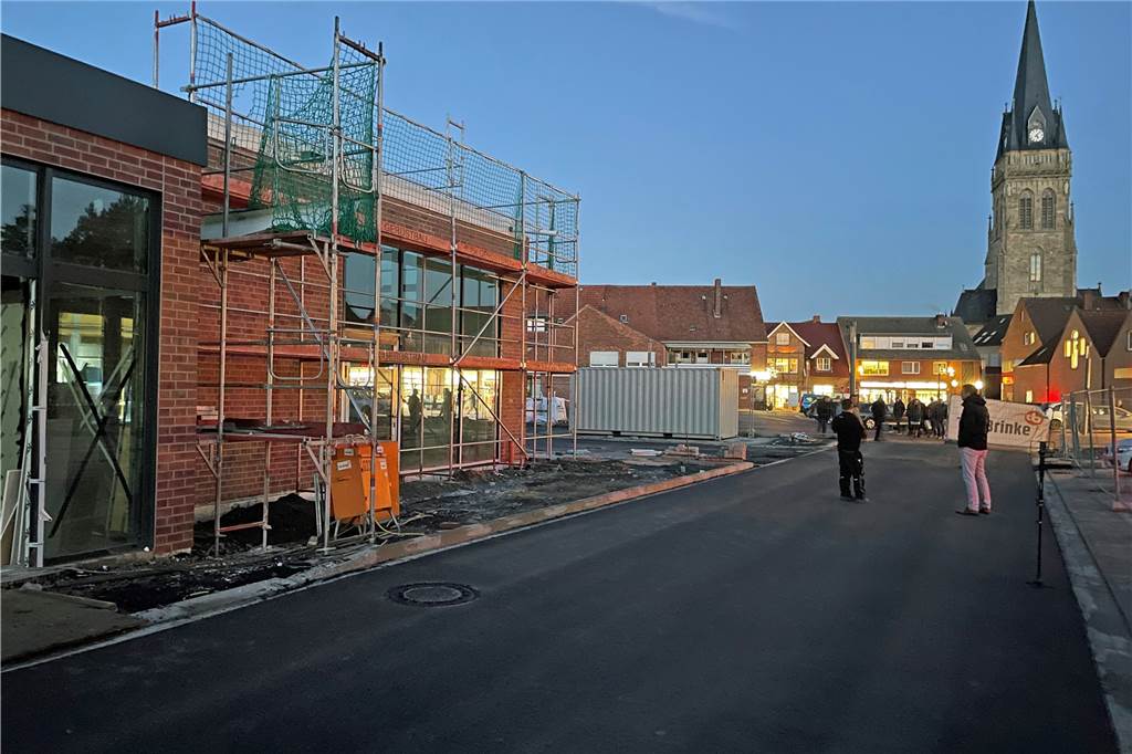 Zwei gute Nachrichten rund um den neuen Hit-Supermarkt Demnächst finden die Ascheberger mitten im Ortskern einen weiteren Supermarkt vor. Im Hintergrund der Turm der Lambertus-Kirche.