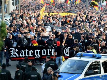 Demo in Köln vor einem Jahr: Nach den schweren Krawallen bei einer Kundgebung von Hooligans und Rechtsextremisten rechnet die Polizei auch bei der Neuauflage mit Ausschreitungen. Foto: Caroline Seidel/Archiv