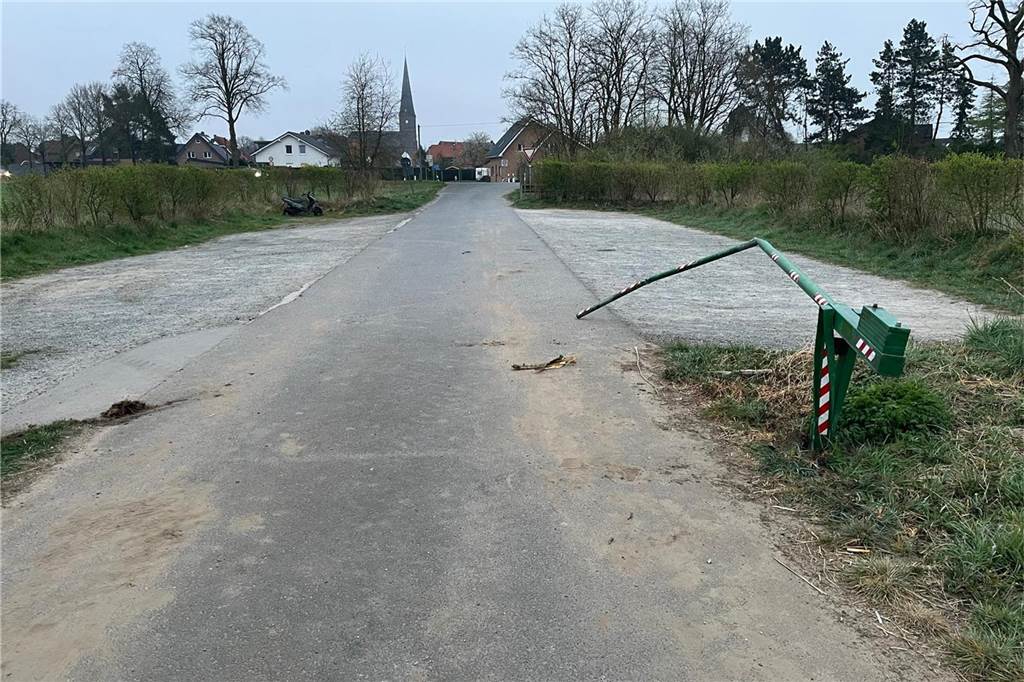 Demolierte Schranke am Hullerner Stausee.