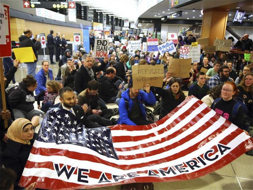 Schlappe für Trump: Gericht entscheidet gegen Einreisedekret Demonstranten auf dem Seattle-Tacoma International Airport in Seattle. Zuvor hatte der US-Präsident weitreichende Einreisebeschränkungen verfügt. Foto: Genna Martin/seattlepi.com