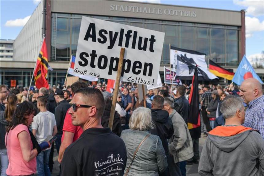 Demonstranten auf einem Platz vor der Stadthalle von Cottbus. Foto: Patrick Pleul