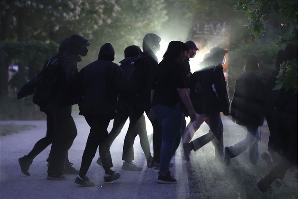 Prozess gegen Lina E.: Studentin aus Leipzig zu mehr als fünf Jahren Haft verurteilt Demonstranten aus dem linken Spektrum protestieren in Leipzig.
