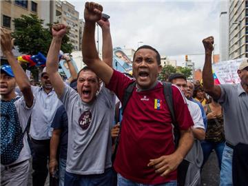 Demonstranten bei einem Protestmarsch gegen die Politik von Präsident Nicolas Maduro. Foto: Miguel Gutierrez