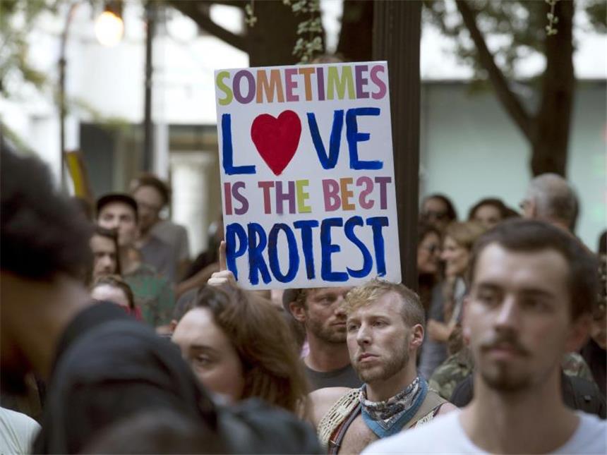 Trumps späte Einsicht kann Proteste nicht stoppen Demonstranten bekunden in Atlanta ihre Solidarität mit den Gegendemonstranten von Charlottesville. Foto: Robin Rayne Nelson