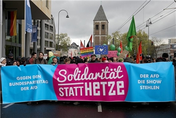 Demonstranten des Bündnis "Solidarität statt Hetze" ziehen durch Köln.