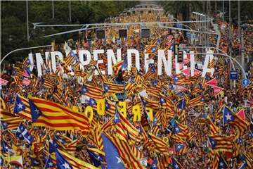 Demonstranten fordern bei der riesigen Kundgebung in Barcelona die Unabhängigkeit der Region. Foto: Emilio Morenatti/AP