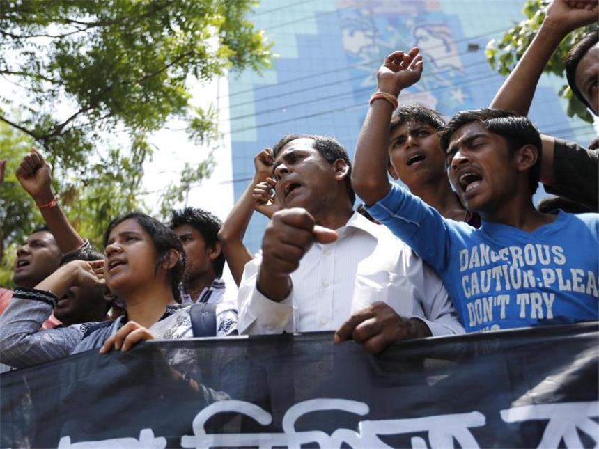 Nach Bangladesch-Katastrophe: Massive Kritik an Textilbranche Demonstranten fordern Entschädigungen für die Opfer des Unglücks. Mehr als 1100 Menschen hatten damals ihr Leben verloren. Foto: Abir Abdullah