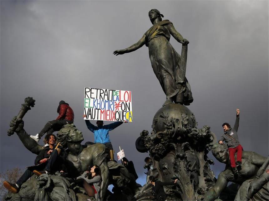 Macron bringt heikle Arbeitsmarktreform auf den Weg Demonstranten fordern in Paris die Rücknahme von Plänen für eine Arbeitsmarktreform. Foto: Yoan Valat