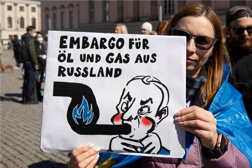 Was ein Öl-Embargo der EU gegen Russland bedeuten würde Demonstranten fordern seit Wochen ein Embargo für Öl und Gas gegen Russland. Während ein Gas-Embargo laut Aussagen der Politik die eigene Wirtschaft zu stark schädigen würde, spricht sich Deutschland mittlerweile für ein Öl-Embargo gegen Russland aus. Die EU-Kommission hat das nun auch vorgeschlagen.
