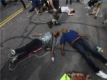 Demonstranten gehen nach der Tötung von Michael Brown gegen Polizeigewalt in St. Louis auf die Straße. Foto: Larry W. Smith