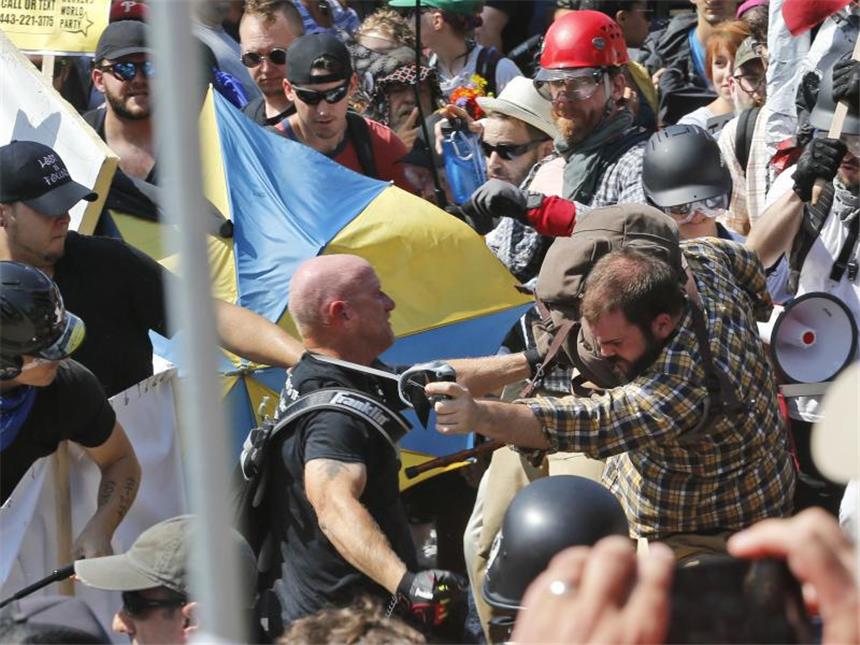 Scharfer Gegenwind für Trump Demonstranten geraten in Charlottesville aneinander: Bei einer Kundgebung von Rechtsextremisten und Neonazis im kam es zu gewalttätigen Auseinandersetzungen mit Gegendemonstranten. Foto: Steve Helber