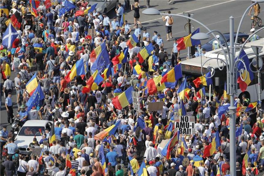Zehntausende demonstrieren in Rumänien gegen Korruption Demonstranten haben in Bukarest den Verkehr vor dem Regierungssitz blockiert. Foto: Vadim Ghirda/AP