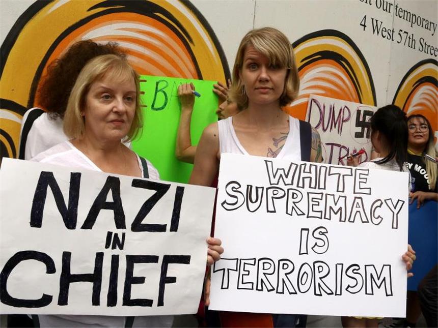 Scharfer Gegenwind für Trump Demonstranten halten Plakate während einer Anti-Trump Demonstration in New York. Foto: Nancy Kaszerman