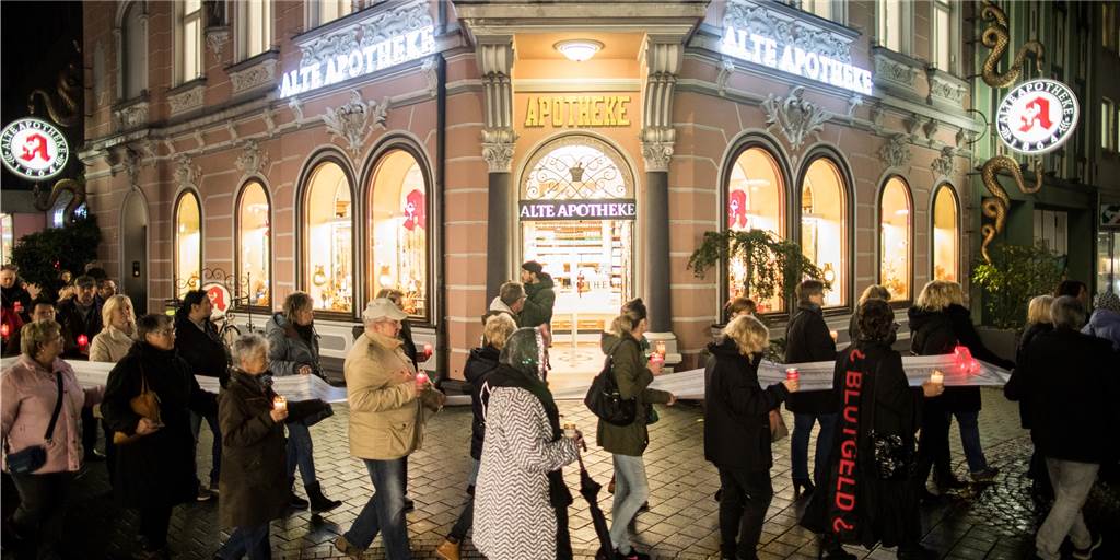 Bottroper Apotheker-Skandal: Betroffene kritisieren Minister Laumann Demonstranten hielten am 15. November 2017 vor der „Alten Apotheke“ in Bottrop eine Liste mit Namen von über 4000 mutmaßlich Geschädigten in den Händen.