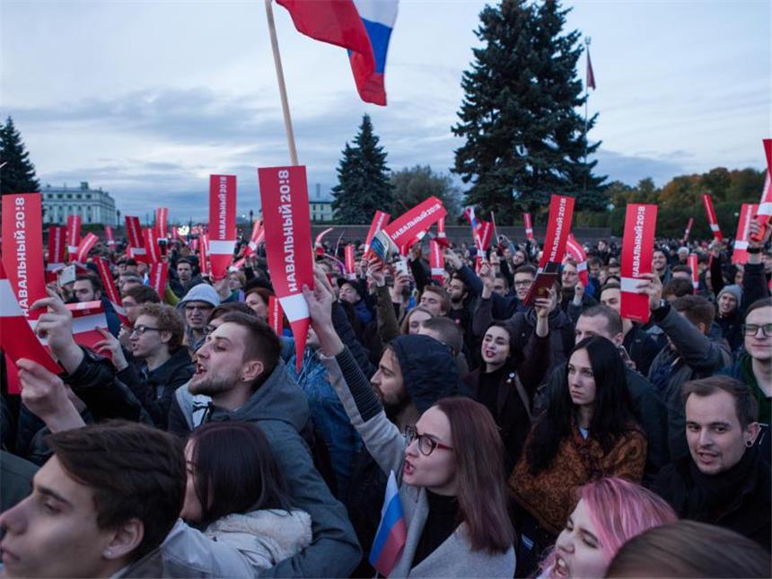 Zahlreiche Festnahmen bei Protesten in Russland Demonstranten mit russischer Flagge und "Nawalny 20!8"-Schildern bei einer Kundgebung auf dem Marsfeld in St. Petersburg. Foto: Emile Ducke