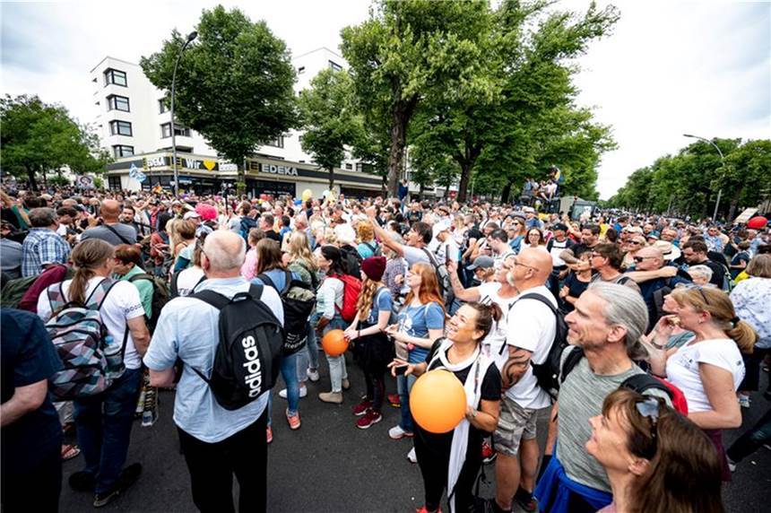 Trotz Demoverbots für „Querdenker": Tausende protestieren Demonstranten nehmen an einer unangemeldeten Demo gegen die Corona-Maßnahmen teil.