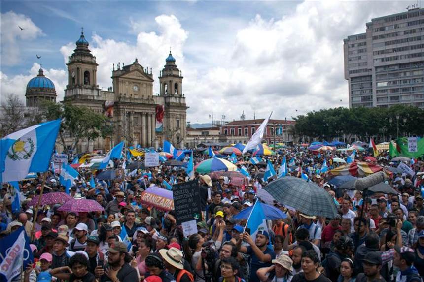 Groll gegen Guatemalas Präsidenten wächst Demonstranten protestieren auf dem Platz der Verfassung in Guatemala-Stadt gegen Präsident Jimmy Morales. Foto: Joel Jerónimo